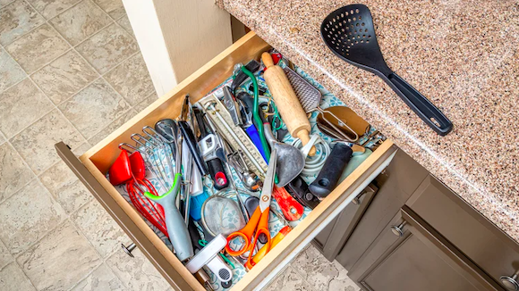 Un tiroir plein d'accessoires de cuisine