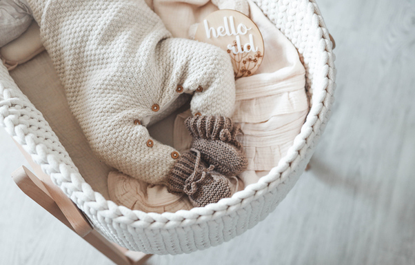 Un b&eacute;b&eacute; allong&eacute; dans un berceau