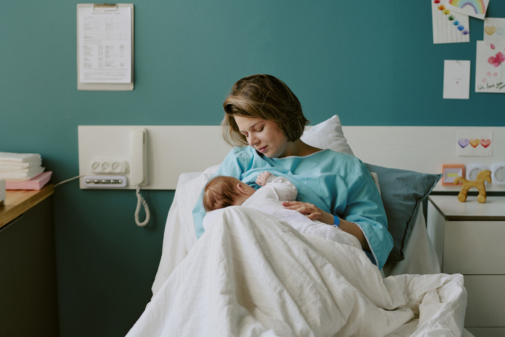 Une femme et son b&eacute;b&eacute; &agrave; l'h&ocirc;pital