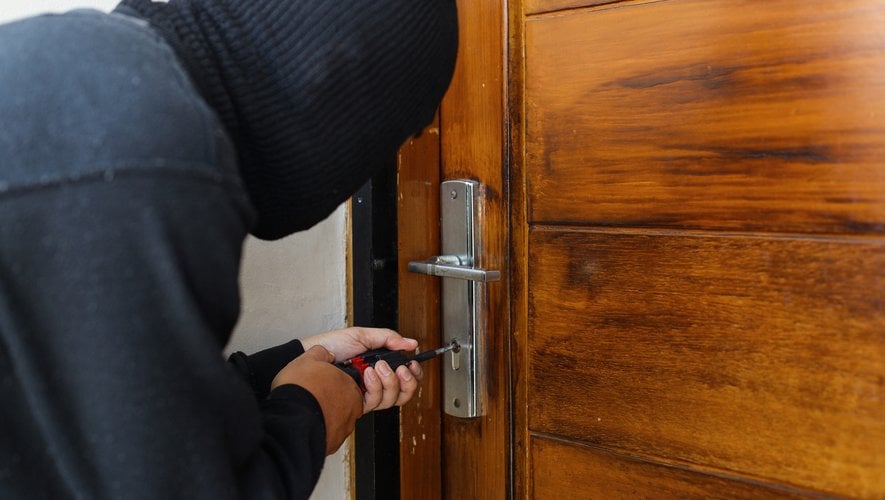 Un cambrioleur force la serrure d'une maison