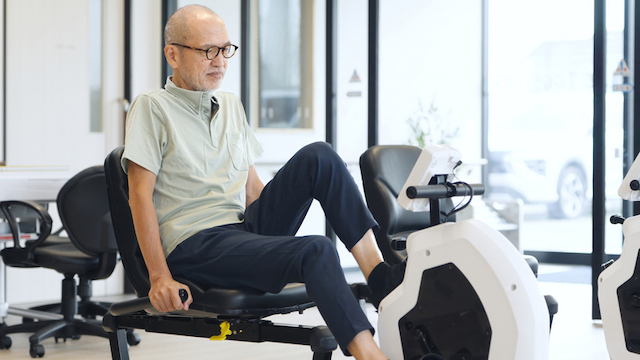 Un homme &acirc;g&eacute; asiatique en train de faire du sport