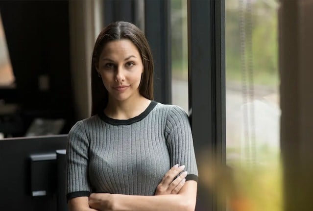 Une femme avec un sourire en coin