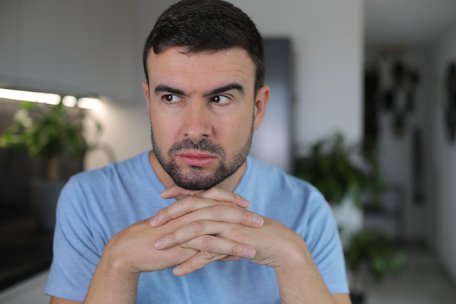 Une personne qui affiche une moue d&eacute;daigneuse 