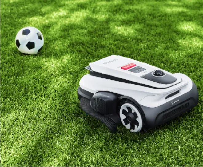 La tondeuse Ecovacs face &agrave; un obstacle