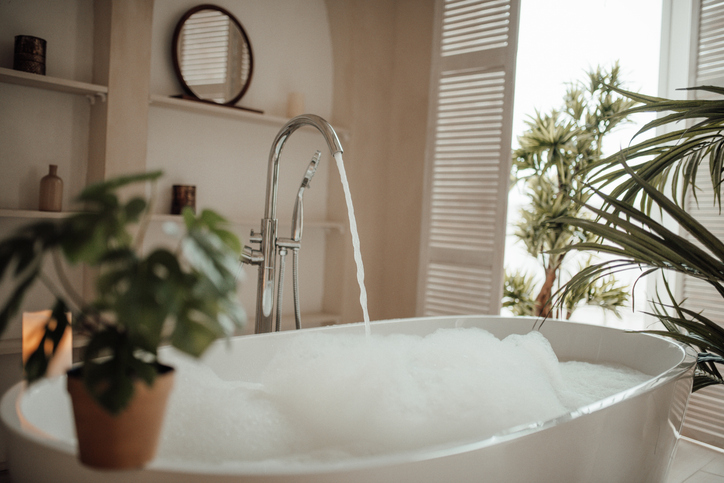 Une baignoire remplie d'eau