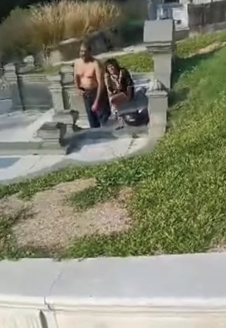 Capture d'&eacute;cran montrant le couple apr&egrave;s ses &eacute;bats intimes 