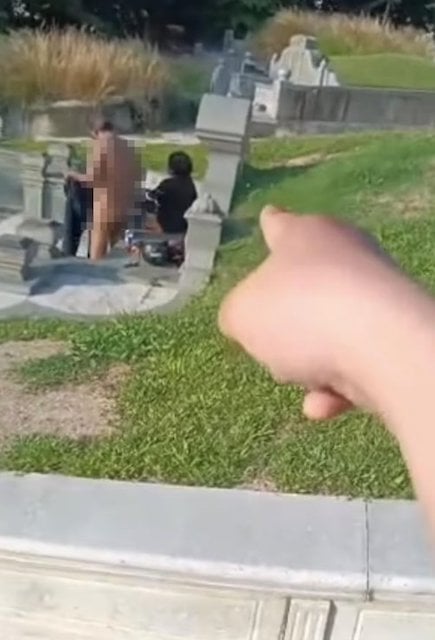 Capture d'&eacute;cran montrant le couple apr&egrave;s ses &eacute;bats intimes 