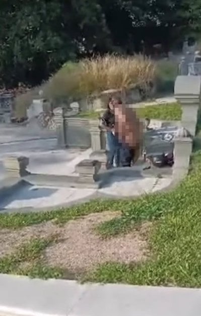 Capture d'&eacute;cran montrant le couple apr&egrave;s ses &eacute;bats intimes 