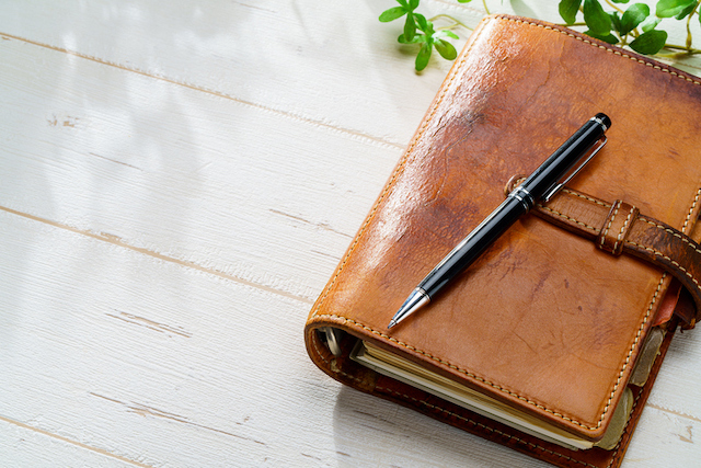 Un carnet avec un stylo