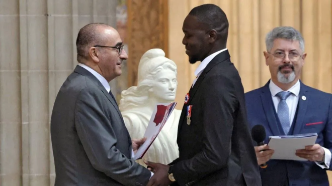Fousseynou Ciss&eacute; re&ccedil;oit sa naturalisation