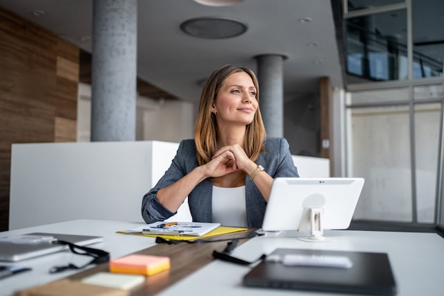 Une femme d'affaires souriante 