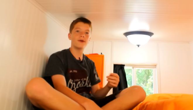 Luke sur la mezzanine de la tiny house