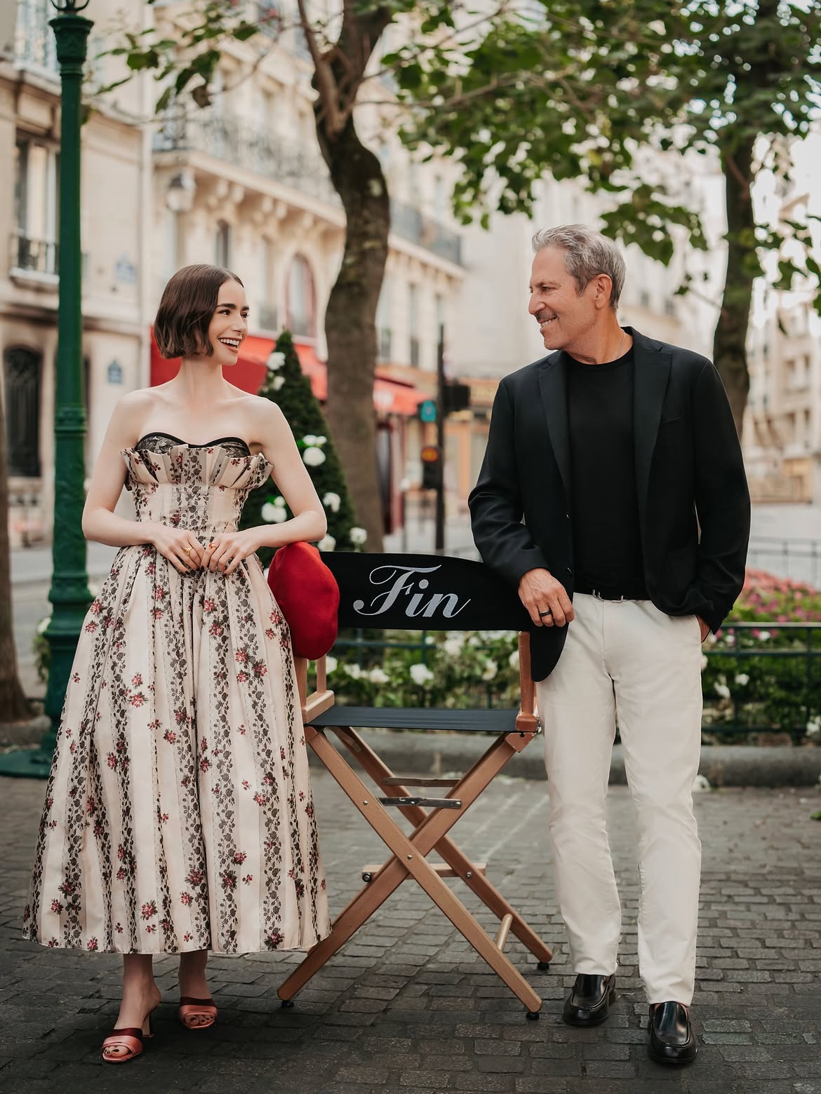 Lily Collins et le cr&eacute;ateur de la s&eacute;rie