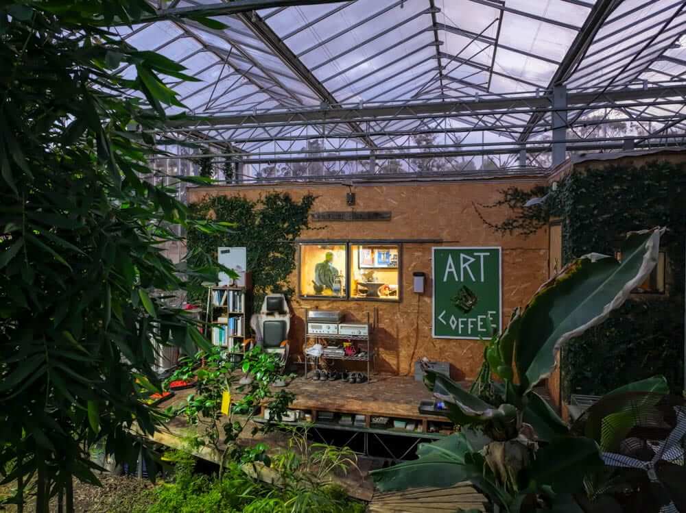 Tiny house à l'interieur d'une serre