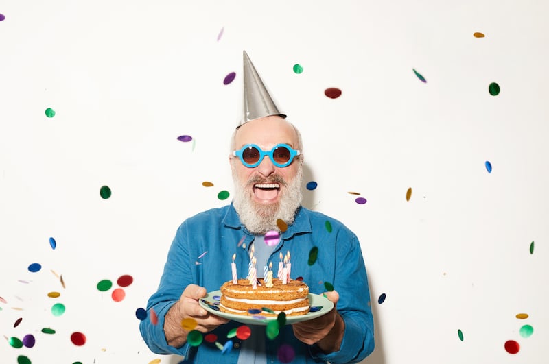 Petite Fille Soufflant Des Bougies Au Gâteau D'anniversaire Pour Ses 5 Ans  Célébration Image stock - Image du maison, dessert: 213543715