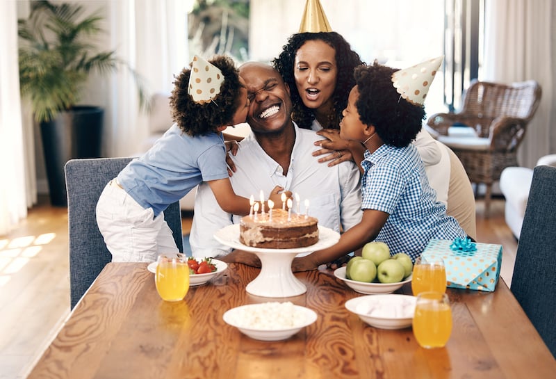 Petite Fille Soufflant Des Bougies Au Gâteau D'anniversaire Pour Ses 5 Ans  Célébration Image stock - Image du maison, dessert: 213543715