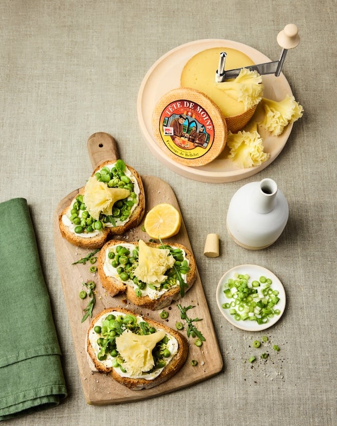 crostini aux petits pois et Tête de Moine AOP