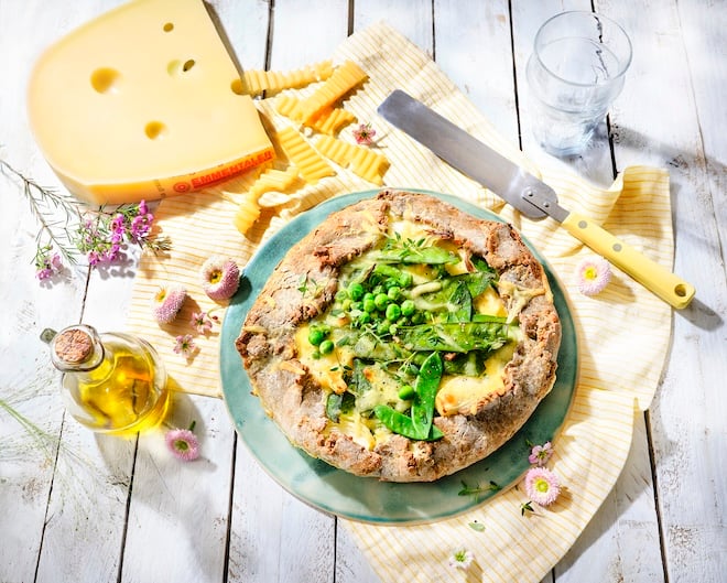 tarte rustique aux petits pois, pois gourmands et Emmentaler AOP Suisse