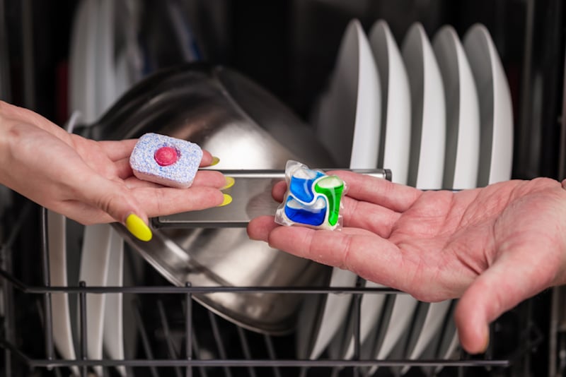 Voici pourquoi vous devriez mettre une éponge de cuisine dans votre machine  à laver