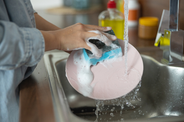 Pourquoi les éponges de vaisselle ont-elles une couleur différente