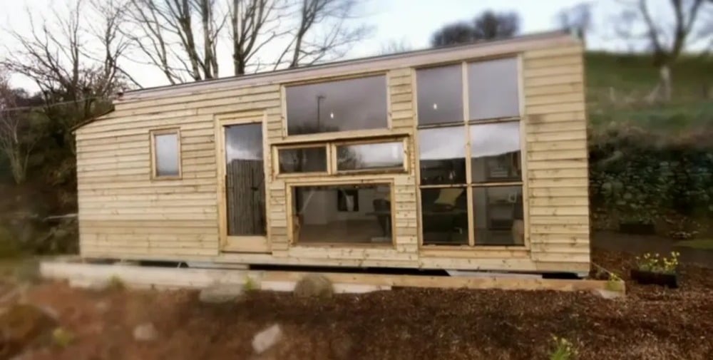 La maison construite par Carwyn Owen et Megan à partir de deux caisses de camions, à Welshpool, au pays de Galles