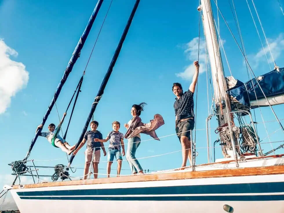 La famille sur le bateau