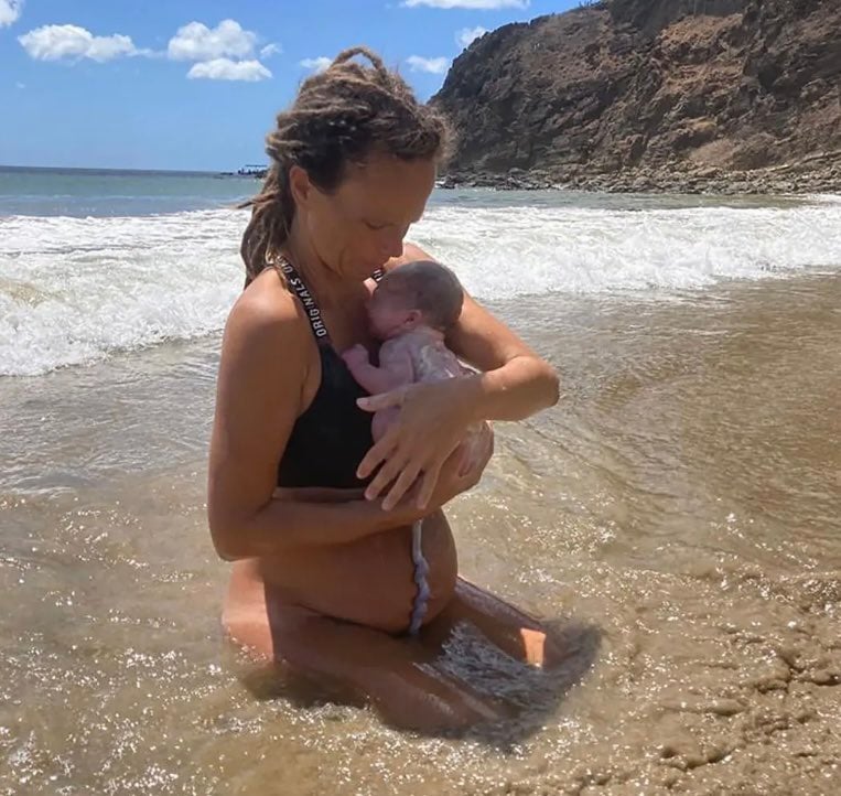 Cette maman a accouché de son bébé dans l'océan Pacifique 