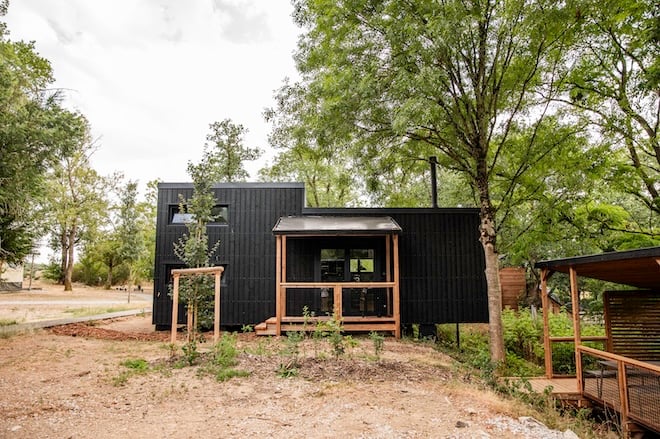 une cabane en bois dans la for&ecirc;t
