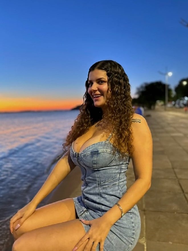 Alê Gaúcha posant sur la plage