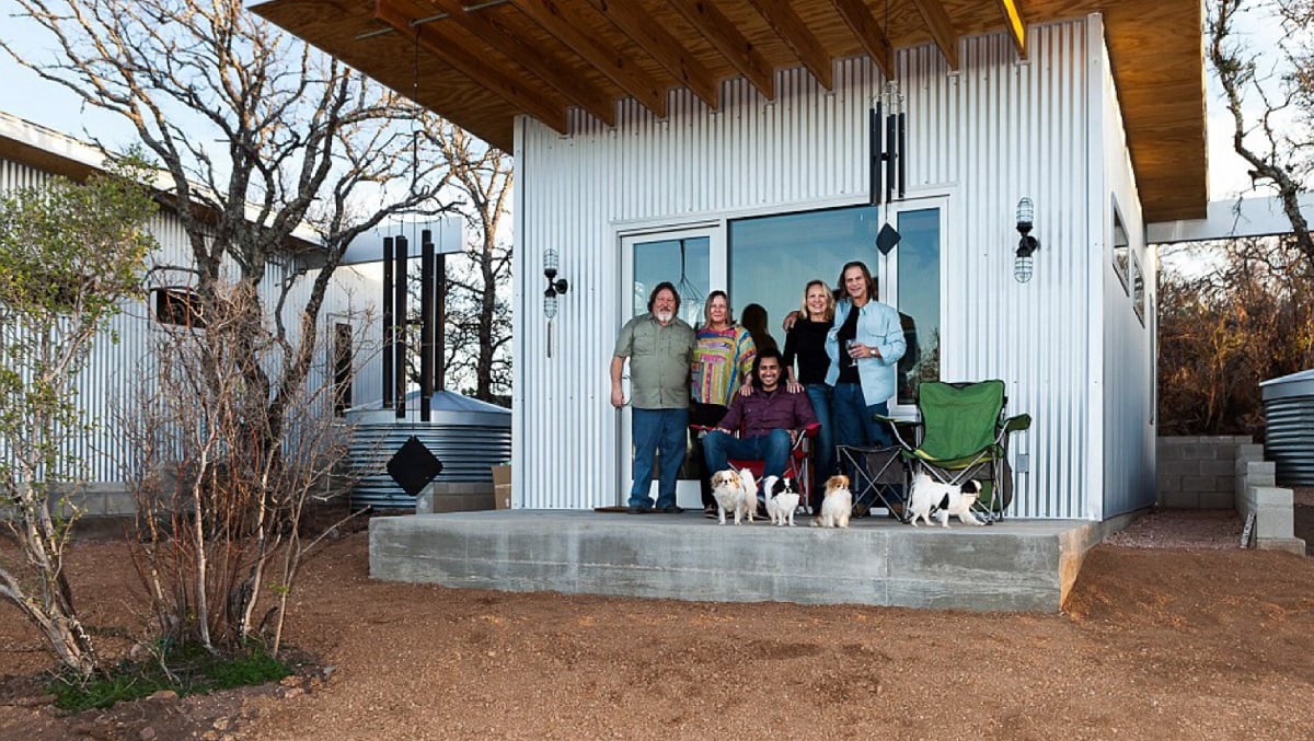 Amis devant leurs tiny houses