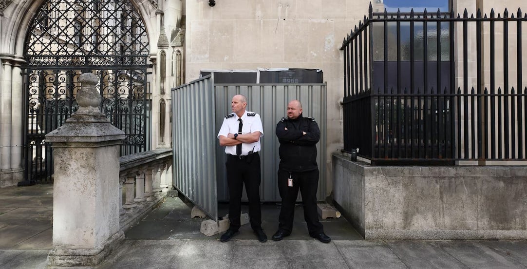 Agents gardant l'oeuvre de Banksy