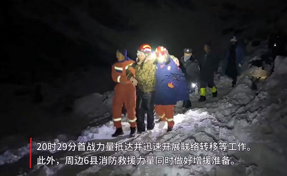 Sauveteurs aidant les alpinistes sur le Mont Everest