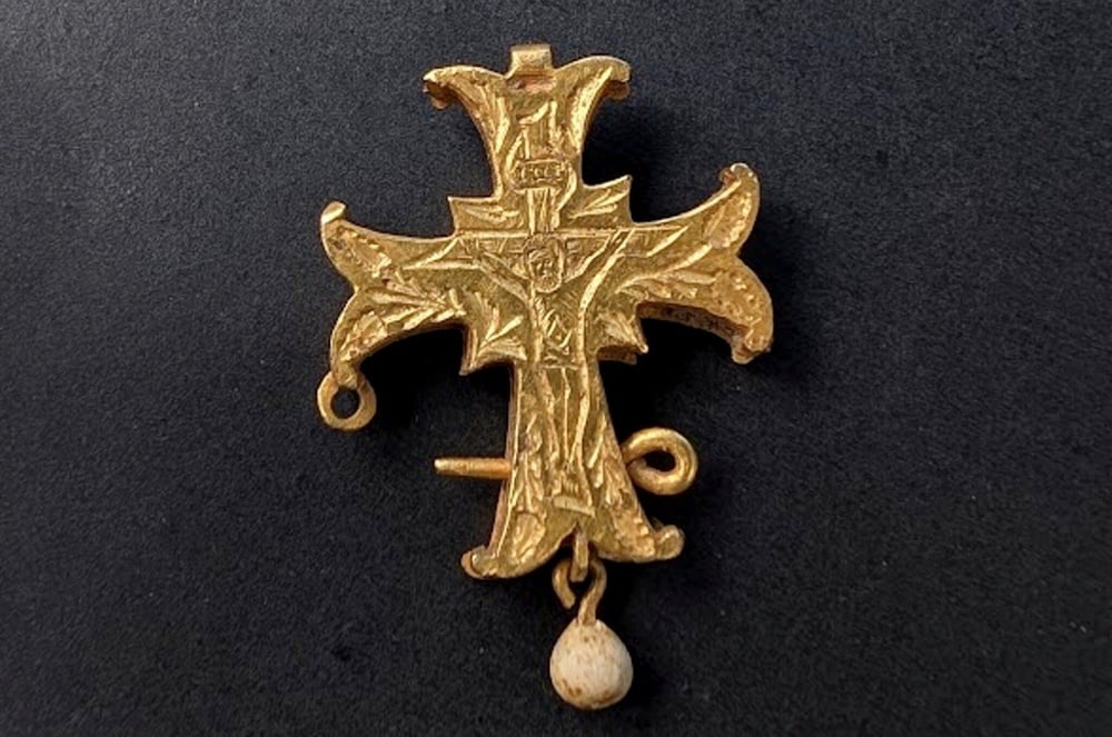 croix médiévale en or