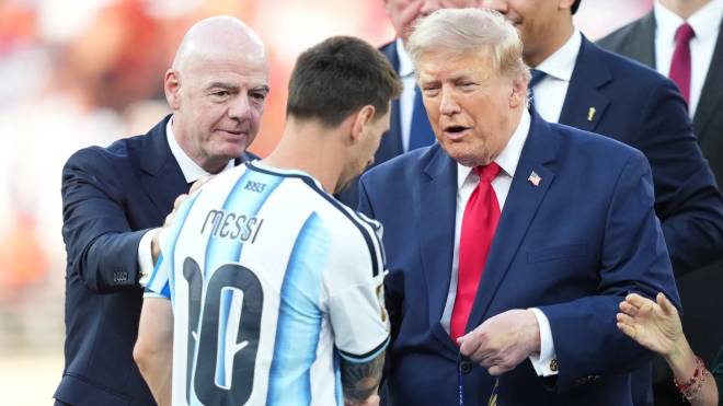 Gianni Infantino et Donald Trump remettant une m&eacute;daille &agrave; Messi lors de la Coupe du Monde 2026