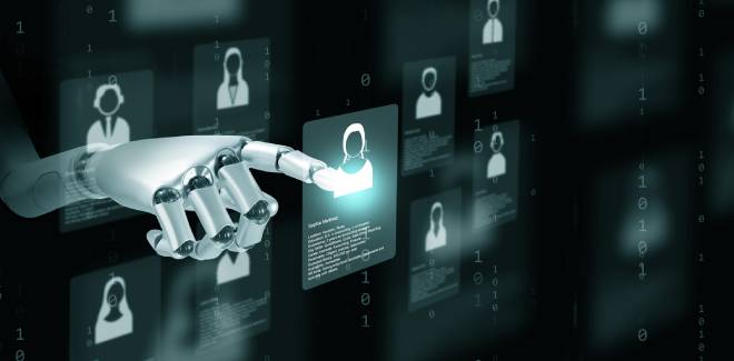 Robot s&eacute;lectionnant un candidat sur un ordinateur