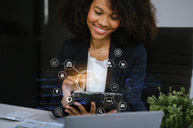Jeune femme utilisant une tablette avec de nombreuses options