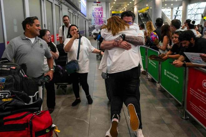 Kyle Adler retrouve sa m&egrave;re &agrave; l'a&eacute;roport