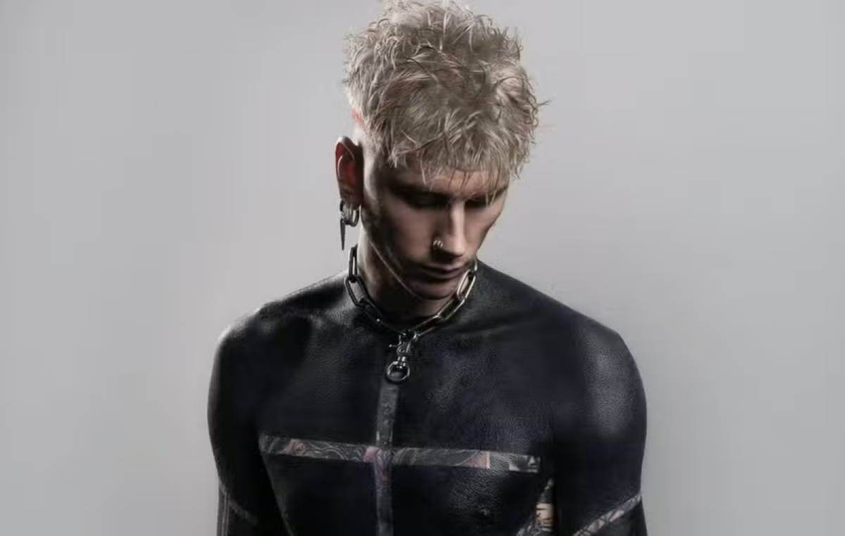 Machine Gun Kelly recouvert de son tatouage noir