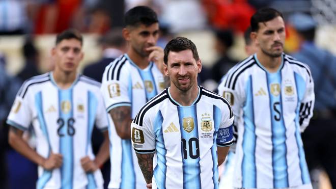Lionel Messi et ses co&eacute;quipiers apr&egrave;s la d&eacute;faite en coupe du monde 2026