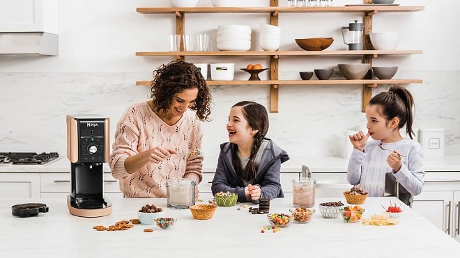 Maman et enfants préparant des glaces avec le robot Ninja