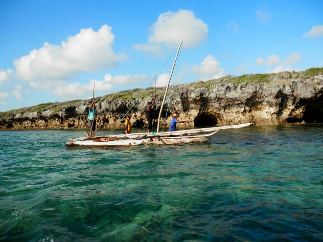 Boutre traditionnel avec des pêchers à son bord © Photo Chema