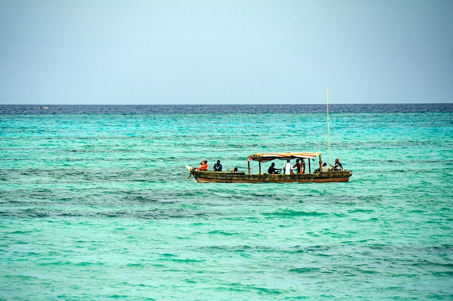 Bateau avec quelques passagers à bord et mer turquoise © Majkl Velner