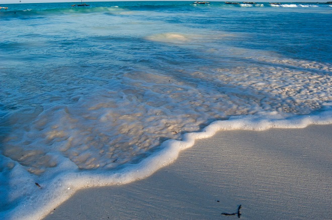 Plage de sable fin et mer turquoise © Crispin Jones