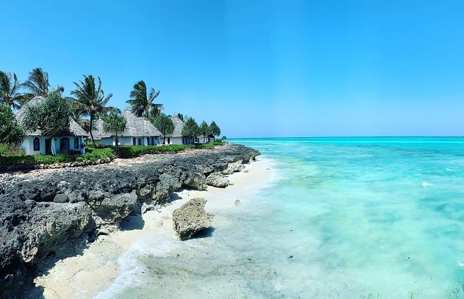 Quelques bungalows face à la mer turquoise et le ciel bleu © Méd J