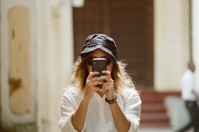 Femme visitant la ville et prenant des photos © Églitis de Kaspars