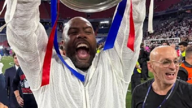 Teddy Riner soulevant le trophée de la Ligue des Champions