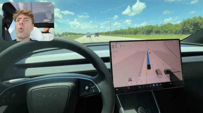 Le Youtubeur Nico Grigg testant la conduite autonome de Tesla