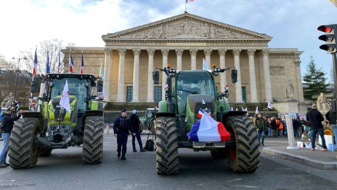 Tracteurs d'agriculteurs lors d'une manifestation &agrave; Paris