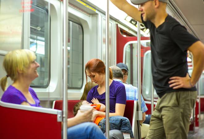 M&egrave;re allaitant dans le m&eacute;tro