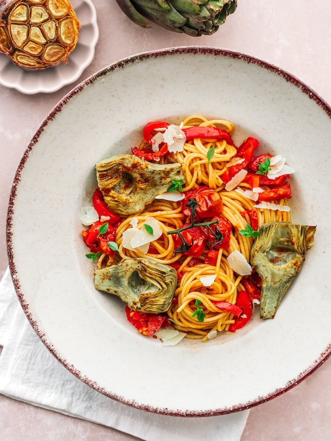 spaghetti aux tomates, poivrons et artichauts